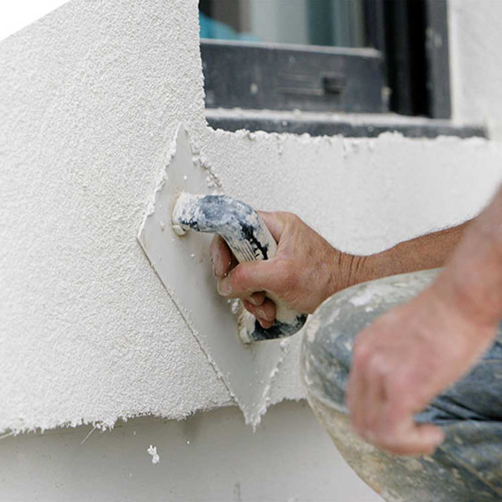 Application d’un enduit de façade sur maison
